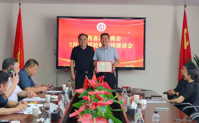 任命常務(wù)副會(huì)長(zhǎng)李青龍為陜西省河南商會(huì)執(zhí)行會(huì)長(zhǎng)，并頒發(fā)證書.jpg